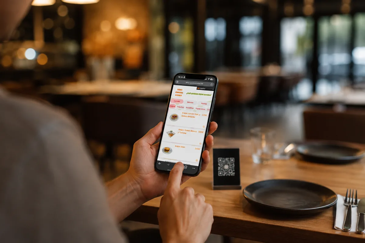 Cliente consultando la carta digital en su móvil tras escanear el QR de la mesa