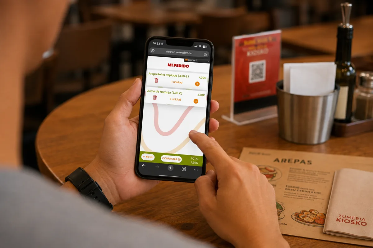 Cliente realizando un pedido desde la carta digital MyOrder en su móvil en un restaurante